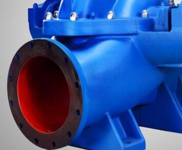 　　雙吸泵裝配填料步驟  　　1、 第一步：先把機(jī)封壓蓋的螺栓擰下來卸掉，取出兩端的機(jī)封壓蓋。  　　2、 第二步：卸掉泵蓋中開面上的全部螺母，用電葫蘆吊起泵蓋。  　　3、 第三步：再用電葫蘆將整個轉(zhuǎn)子部件吊起，平穩(wěn)放在墊子上。  　　4、 第四步：拆掉軸承體，卸下軸承壓蓋及軸承。(兩端同)  　　5、 第五步：最后拆下機(jī)械密封，再根據(jù)裝機(jī)封壓蓋止口尺寸加工填料壓蓋的配合尺寸。  　　6、 第六步：再裝上兩端的軸承及鎖緊螺母和軸承體。  　　7、 第七步：再將轉(zhuǎn)子部件吊起放入泵體，保持與原來(拆卸時)的位置一樣。  　　8、 第八步：吊起泵蓋改好，擰緊螺母。  　　9、 第九步：裝填料，將填料裝入原來安裝機(jī)封的位置，前面兩根填料再放填料環(huán)，后面再放3根填料用填料壓蓋壓緊并用螺母鎖緊即可。裝配完畢